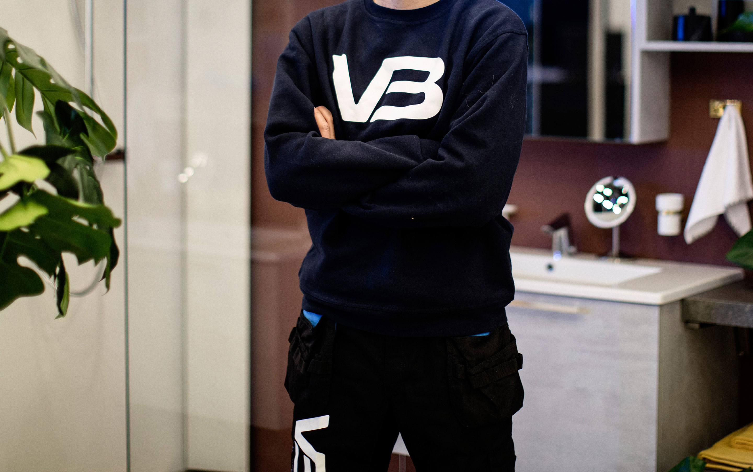 VB Rørlegger med mørkeblå genser og hvit VB logo på brystet